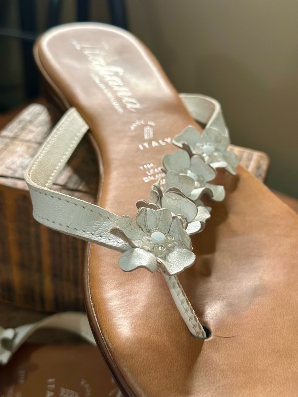 Italiana Italian Shoemakers White Floral Leather Thong Sandals - Picture 3 of 8